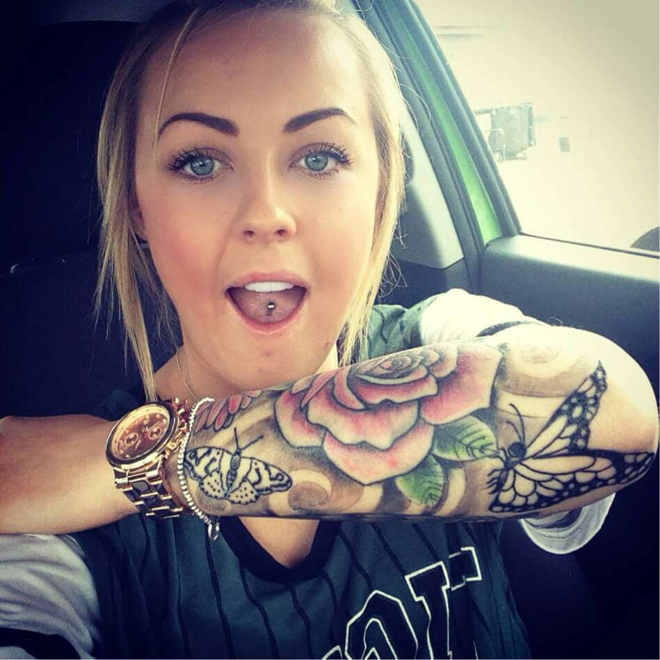 Chicas sexis tatuadas: diseño en antebrazo