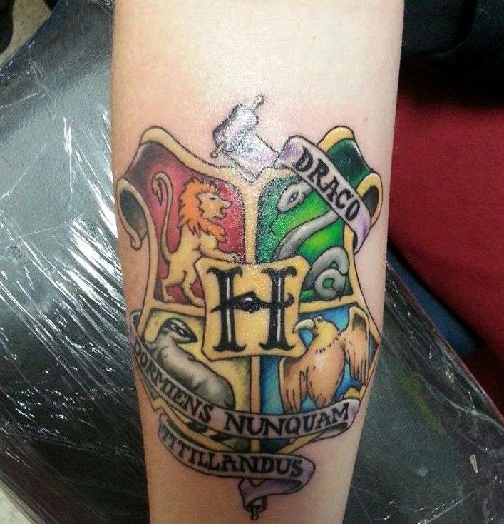 Tatuaje de Harry Potter - escudo de Hogwarts