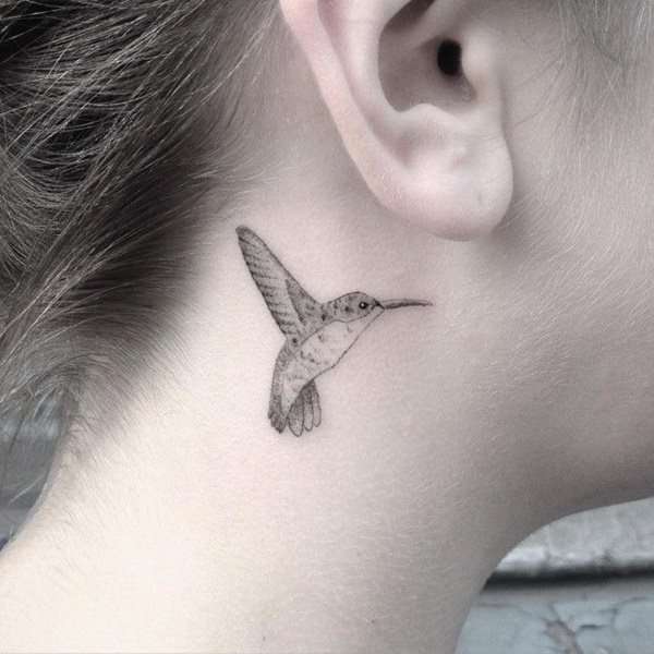Tatuaje de colibrí pequeño detrás de la oreja