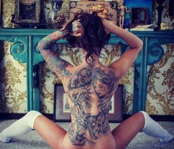 Chica sexi con tatuaje grande en la espalda