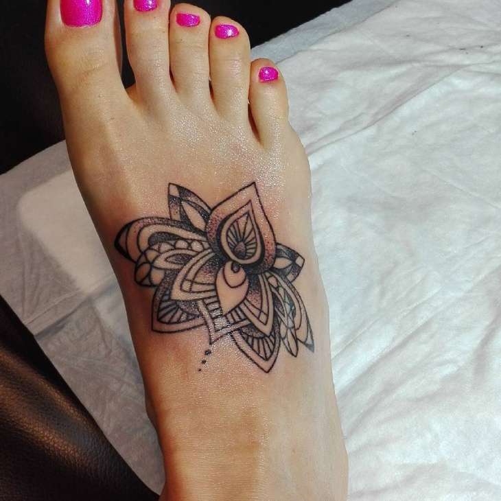 Tatuaje en el pie - en negro con toque de color