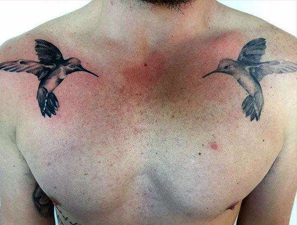 Tatuaje de dos colibríes en el pecho