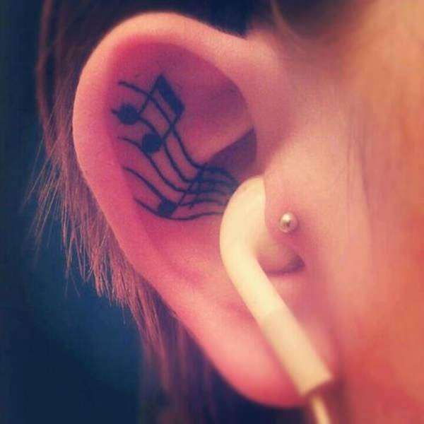 Tatuaje de música en la oreja