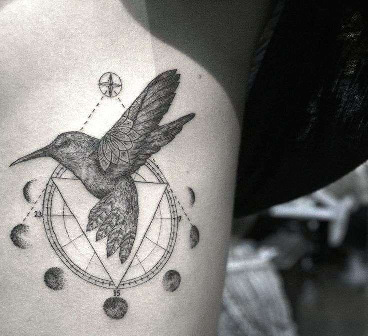 Tatuaje de colibrí y fases lunares