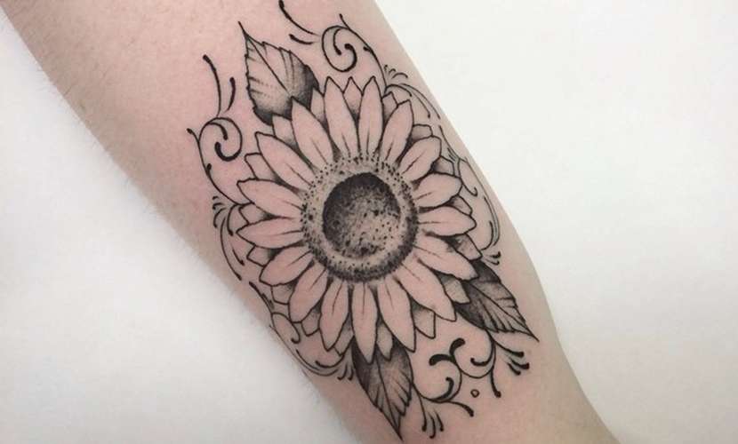 Tatuaje de girasol en blanco y negro