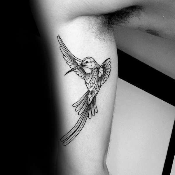 Tatuaje de colibrí en brazo