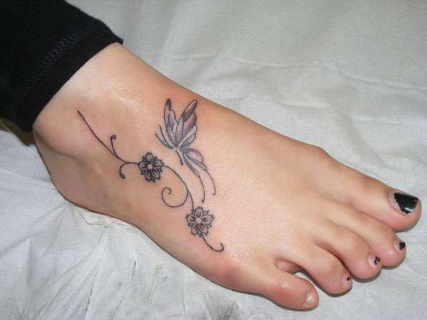Tatuaje en el pie: mariposa y flores de cerezo