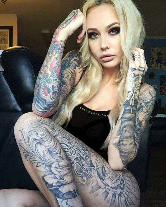 Chicas sexis tatuadas en brazos y piernas