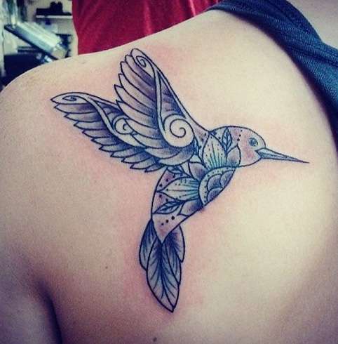 Tatuaje de colibrí en omóplato