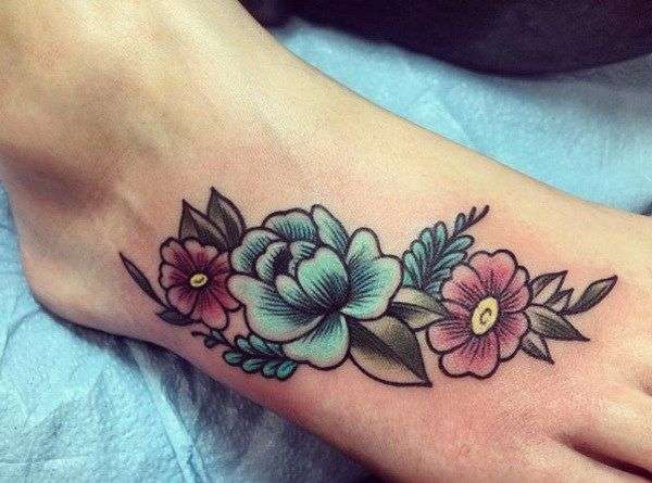 Tatuaje en el pie - flores estilo neotradicional