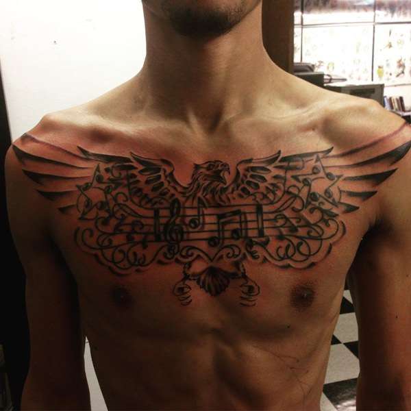 Tatuajes de música: águila con pentagrama