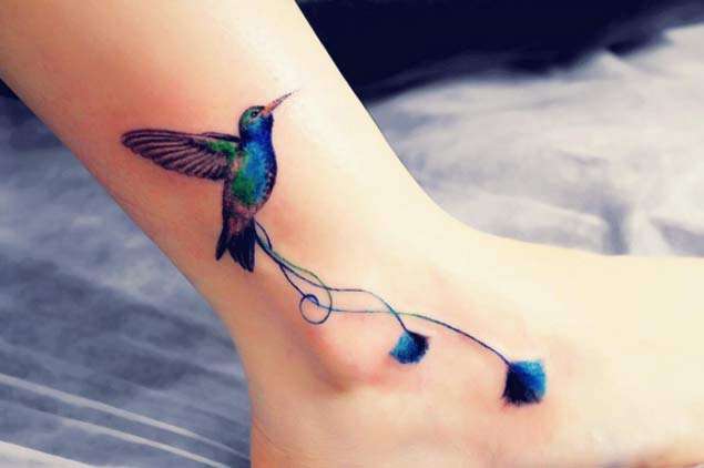 Tatuaje de colibrí en tobillo