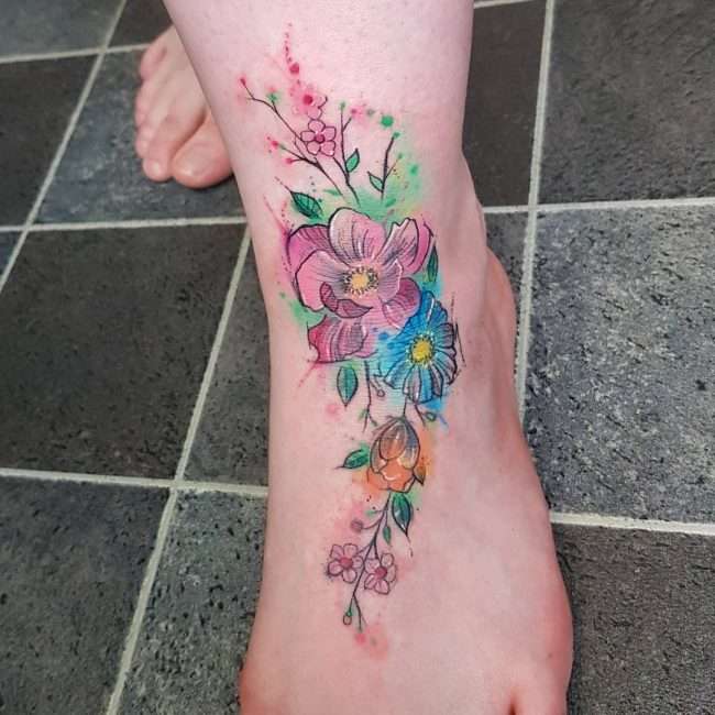 Tatuaje en el pie - flores estilo acuarela