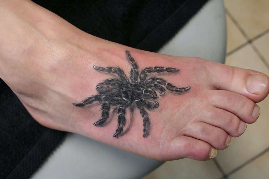 Tatuaje de tarántula en el pie