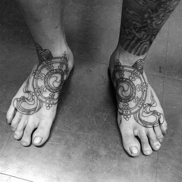 Tatuaje en el pie en blanco y negro