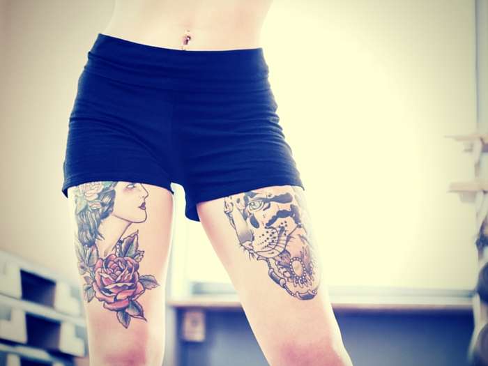 Chicas sexis tatuadas en los muslos