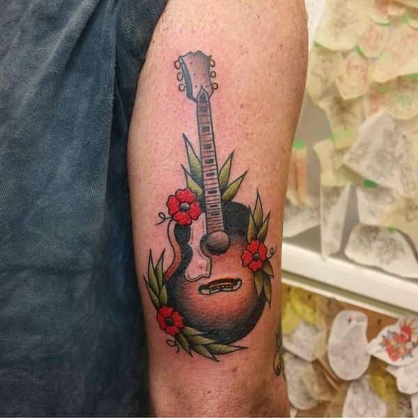 Tatuajes de música: guitarra con flores