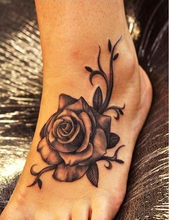 Tatuaje en el pie - rosa en color negro