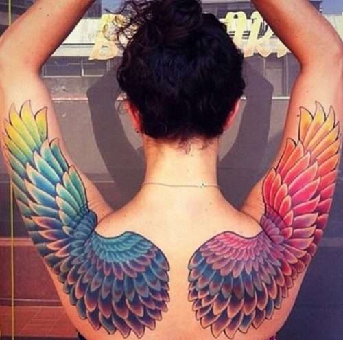 Tatuajes de chicas sexis, alas en la espalda