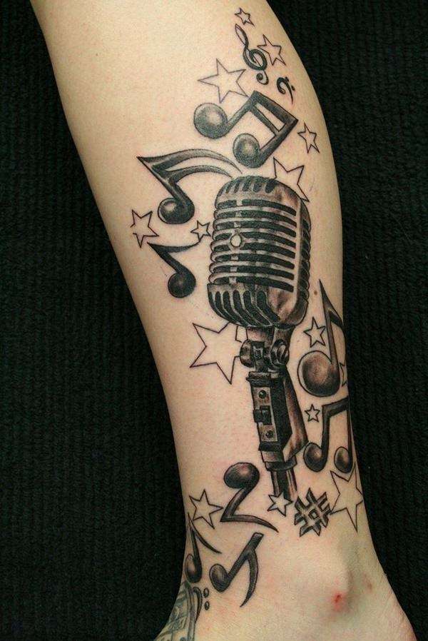 Tatuajes de música: micrófono antiguo y notas musicales