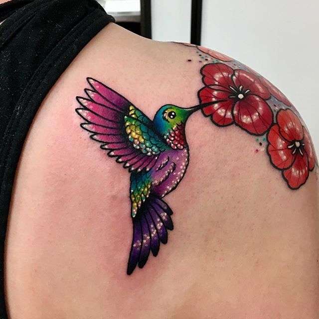 Tatuaje de colibrí estilo neo tradicional