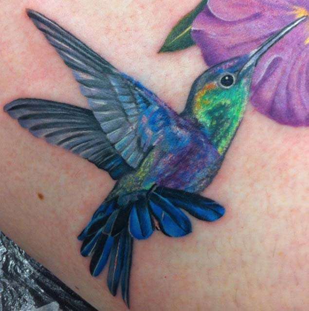 Tatuaje de colibrí estilo realista