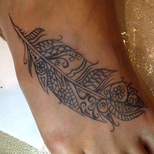 Tatuaje en el pie - pluma en blanco y negro