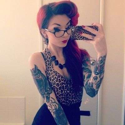 Chicas sexis tatuadas en los brazos