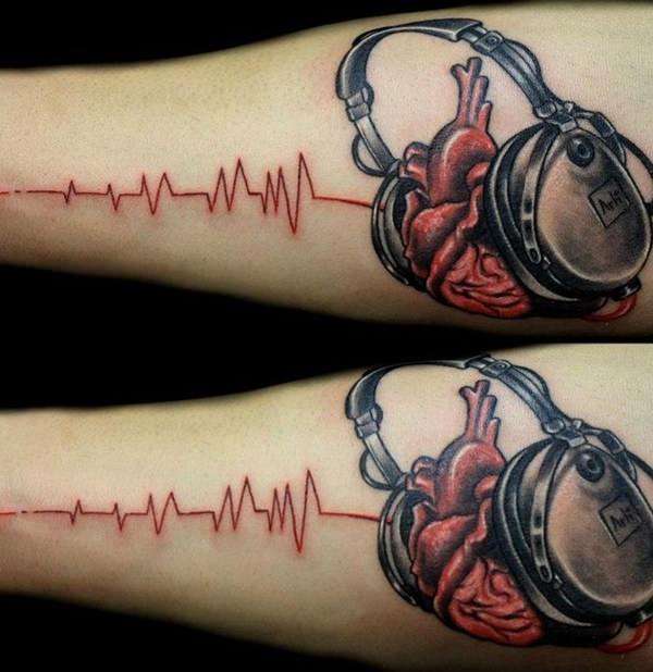 Tatuajes de música: auriculares y señal cardíaca