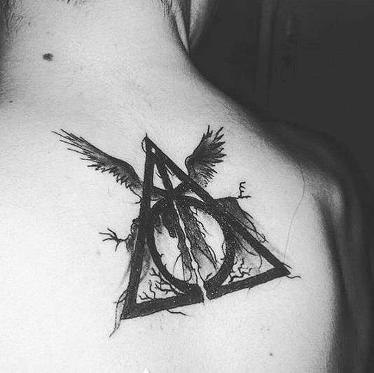 Tatuaje de Harry Potter - reliquias de la Muerte en la espalda