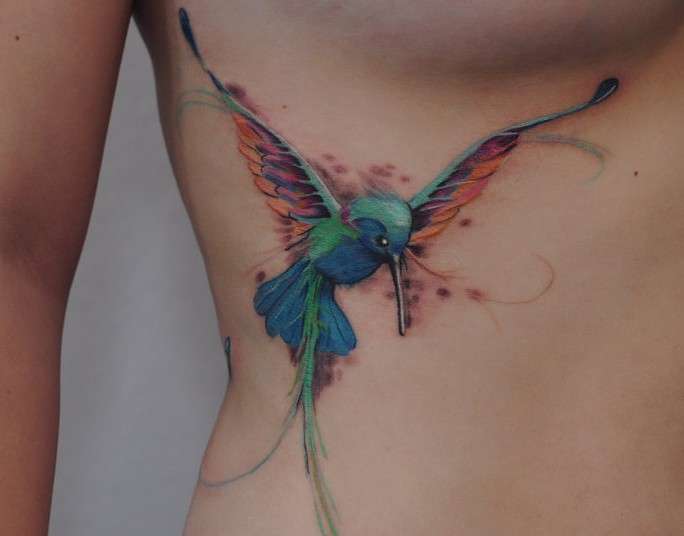 Tatuaje de colibrí volando