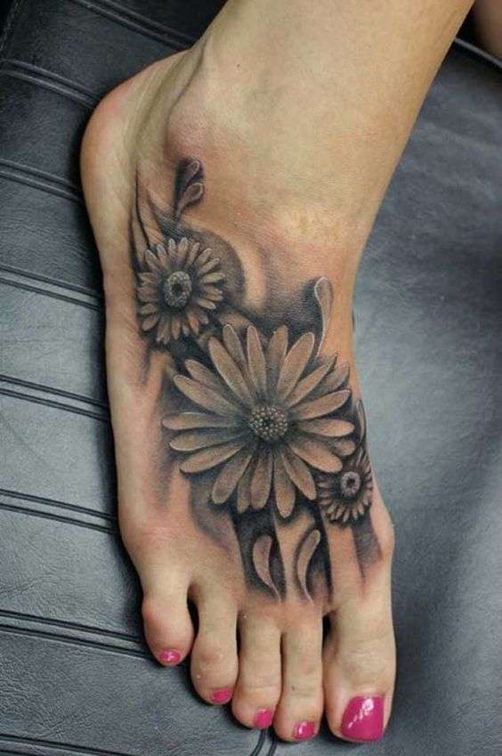 Tatuaje en el pie - margaritas