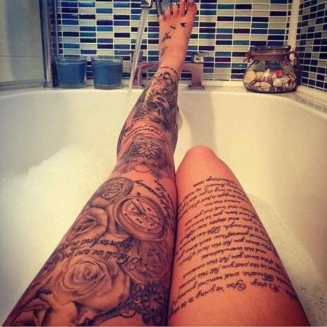 Chicas sexis tatuadas, pierna completa