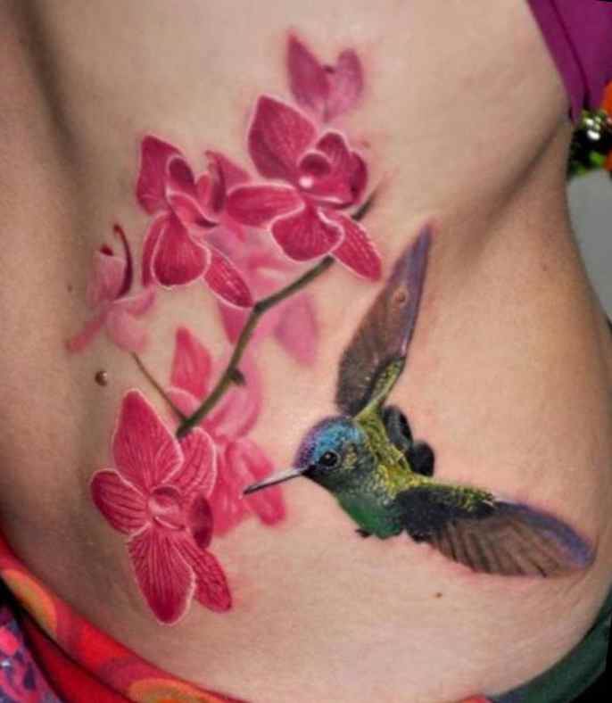 Tatuaje de colibrí y flores de cerezo