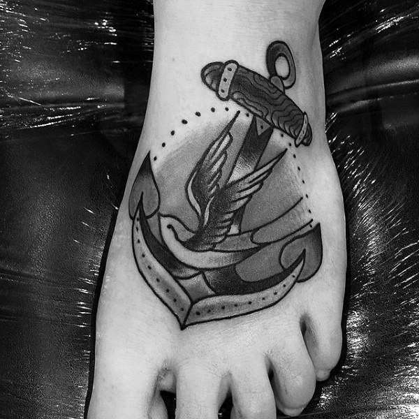 Tatuaje en el pie - ancla y golondrina