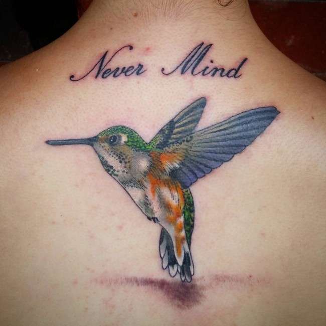 Tatuaje de colibrí en la espalda