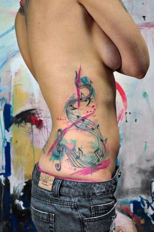 Tatuajes de música: pentagrama en colores estilo acuarela