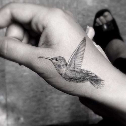 Tatuaje de colibrí pequeño en la mano