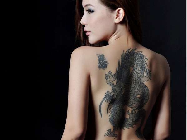 Chicas sexis tatuadas, dragón japonés en la espalda