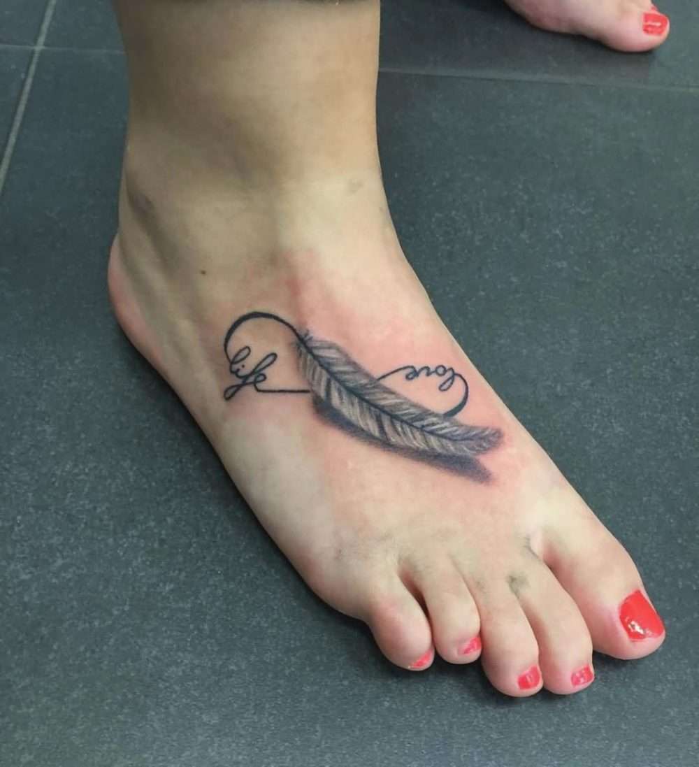 Tatuaje en el pie - pluma en símbolo del infinito