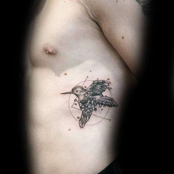 Tatuaje de colibrí sobre las costillas