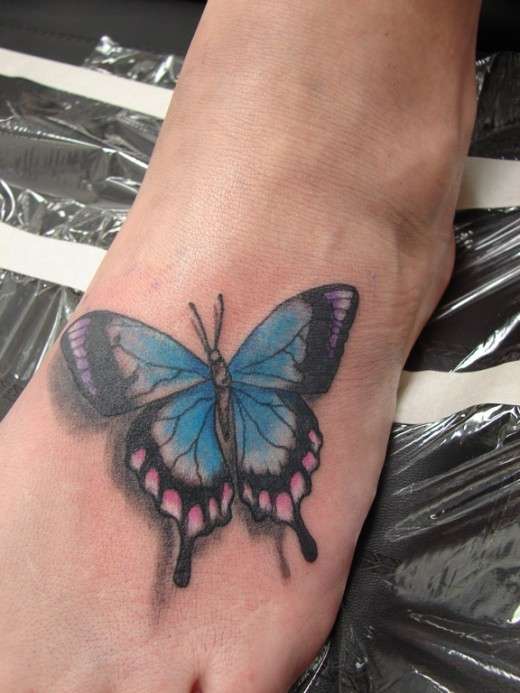 Tatuajes en el pie: mariposa azul