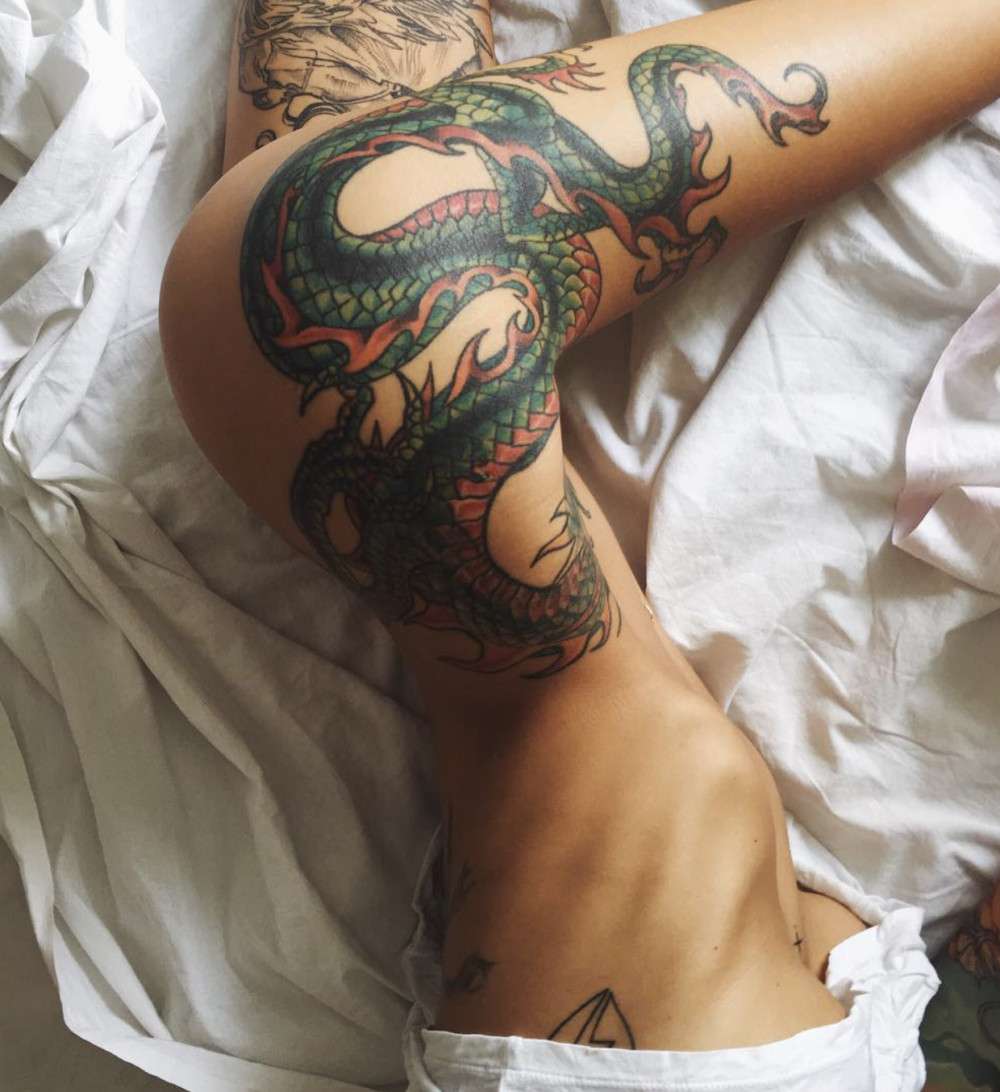 Chica sexi con tatuaje en la cadera