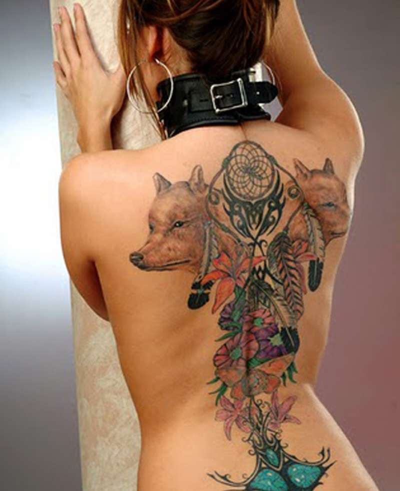 Chica sexi con tatuaje en la espalda