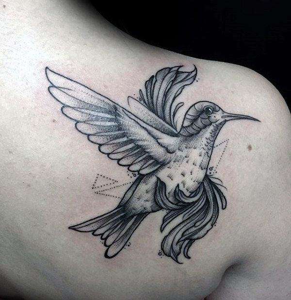 Tatuaje de colibrí en el hombro