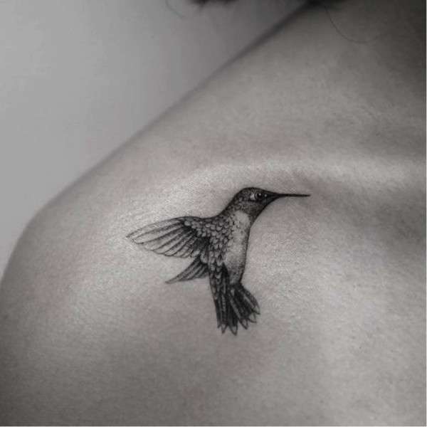 Tatuaje de colibrí pequeño