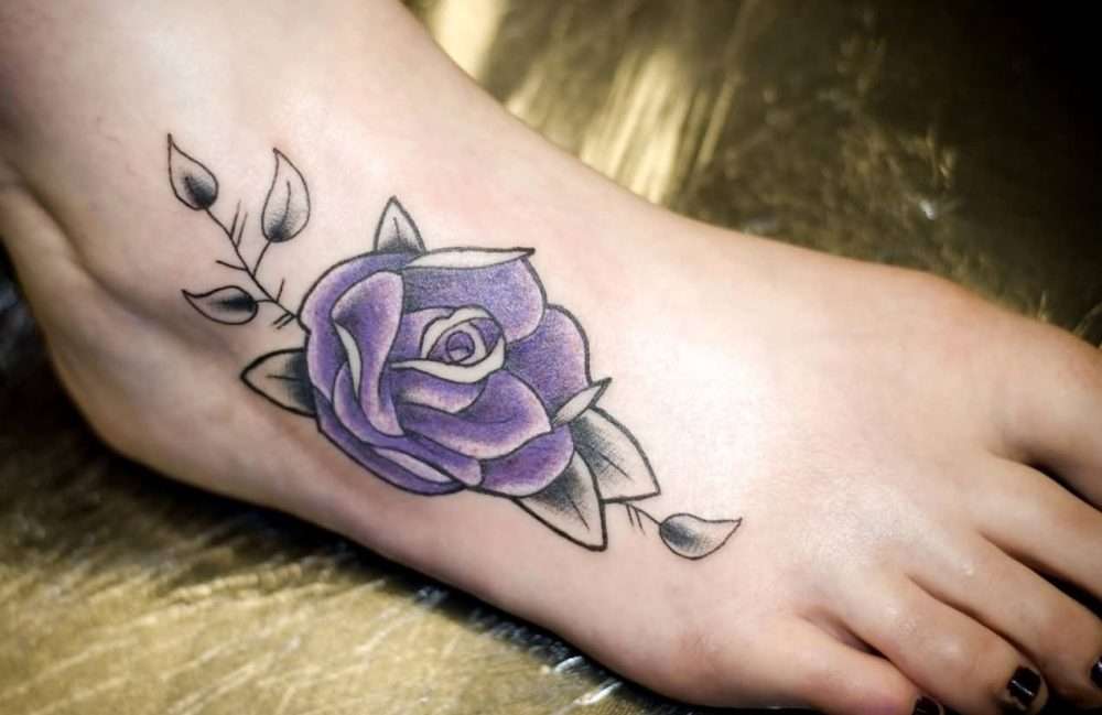 Tatuaje en el pie - rosa violeta
