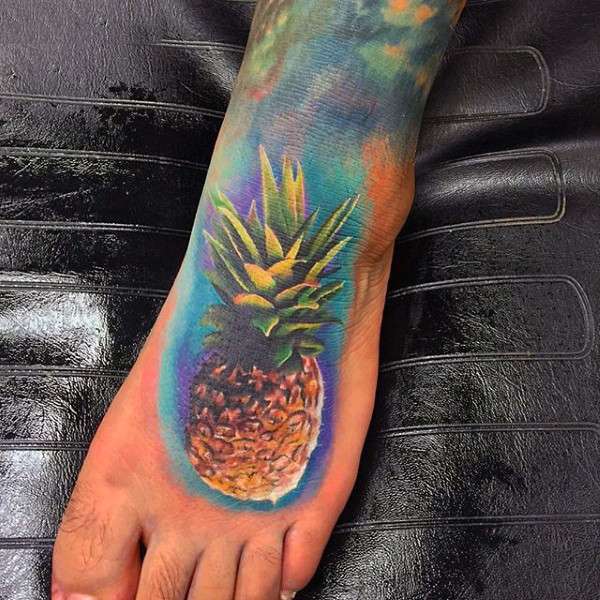 Tatuaje en el pie - piña