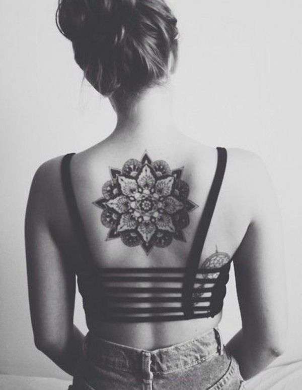 Chicas sexis tatuadas, diseño de mandala en la espalda
