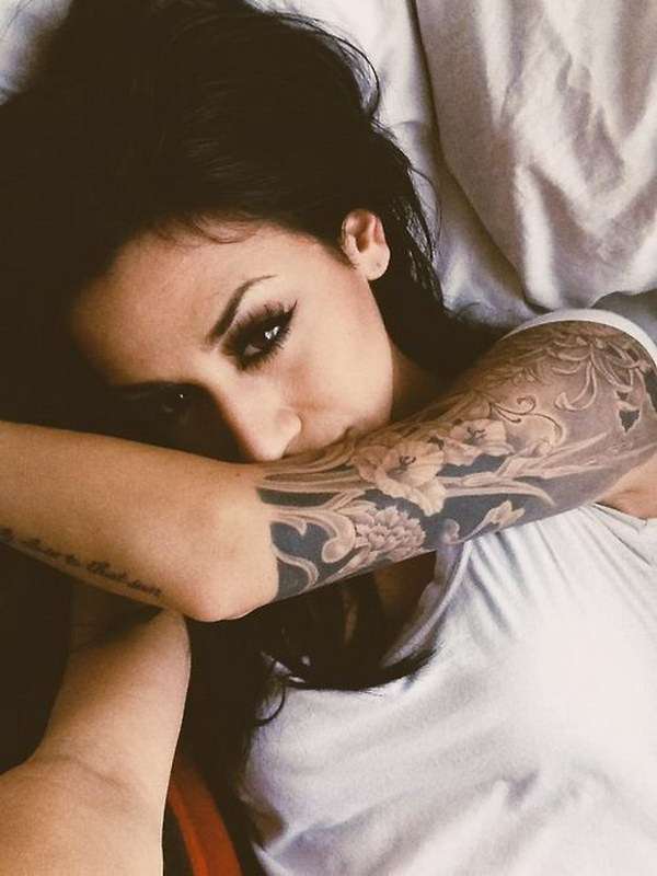 Chica sexi con tatuaje de flores en el brazo